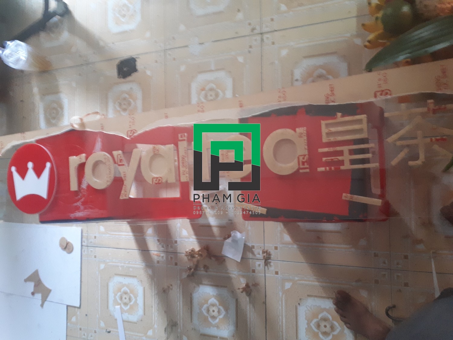 chữ Mica gắn lên nền Alu
