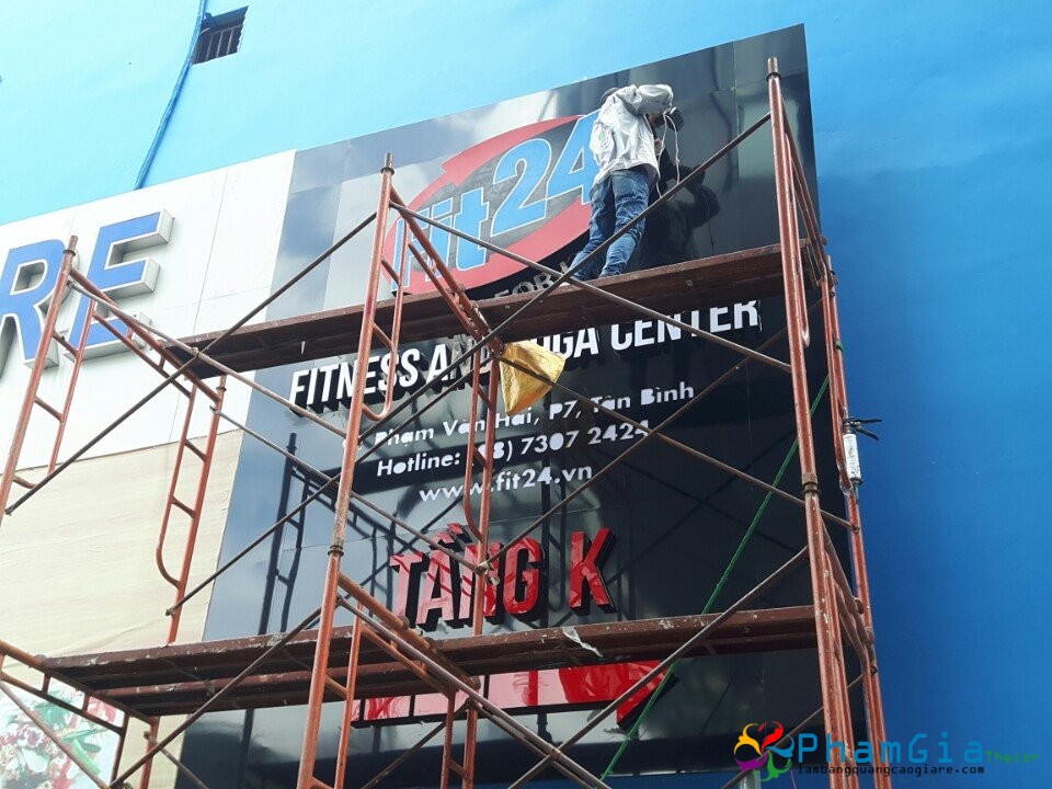 Thủ tục quảng cáo trên bảng quảng cáo, băng-rôn?