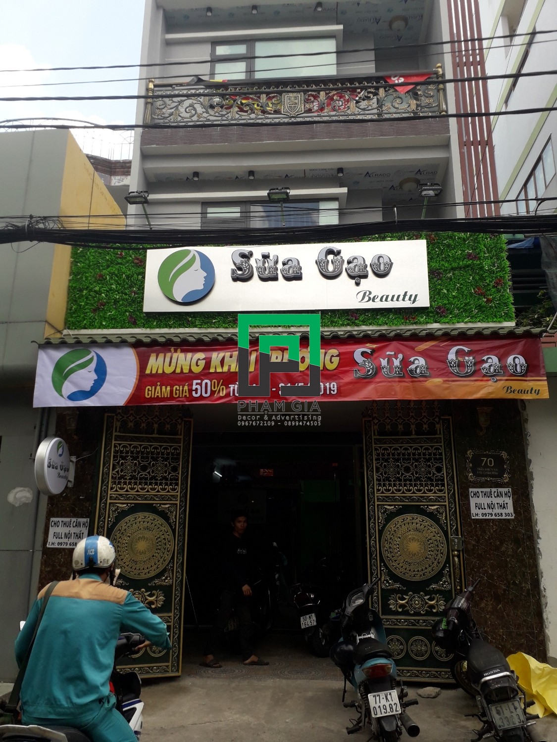 Thi công làm bảng hiệu bằng cỏ hoa lá