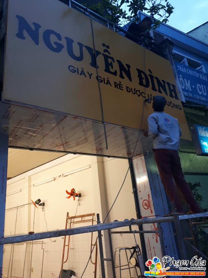 lam bien quang cao gia re